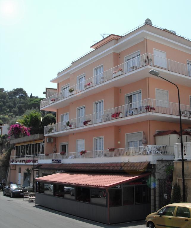 Hotel Nettuno Diano Marina Exteriör bild